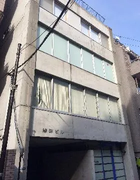 漆原ビルの外観
