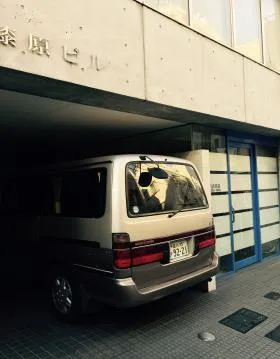 漆原ビルの外観