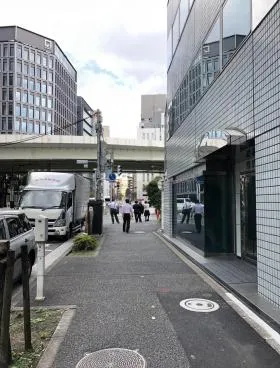 東興ビルの外観