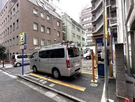 駐車場を通過し、突き当りで左に曲がり少し進むと当ビルに着く