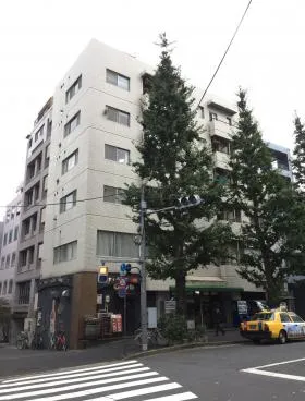 メゾン萬六ビルの外観