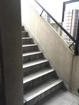 メゾン萬六ビルの外観