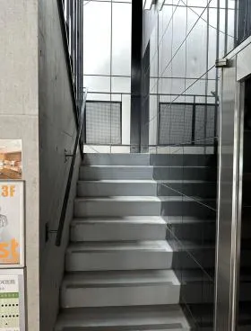 源興號ビルの外観