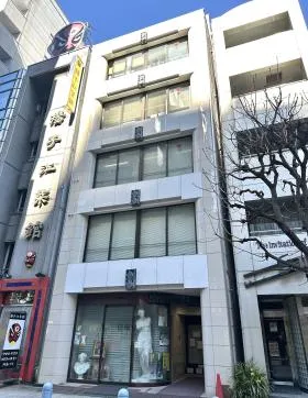 信ビルの外観