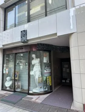 信ビルの外観