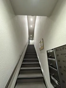信ビルの外観