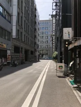 鳴海ビルの外観