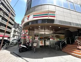 セブンイレブン沿いの細い道を直進すれば当ビル着