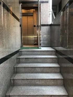 友輪ビルの外観