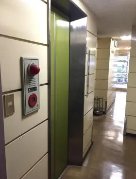 FUJIビルの外観