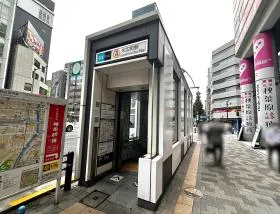 出入口4から地上に出る