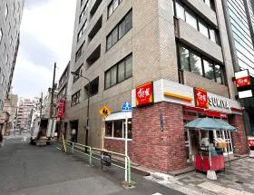 すき家の手前で左に曲がる