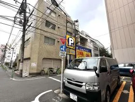 駐車場（ザ・パーク）が現れたら右に曲がり、少し直進すれば当ビル着