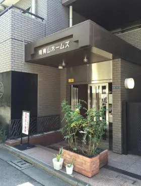 南青山ホームズの外観
