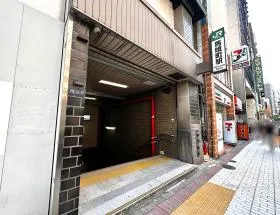 出入口1から地上に出る（出入口2の方が近いが閉鎖中）
