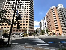 出入口の前にある横断歩道で反対側に渡る