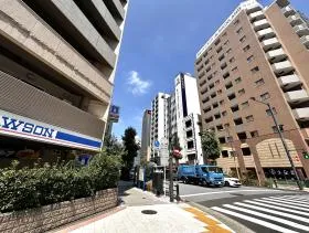 ローソンを通過し、清洲橋通り沿いを直進する