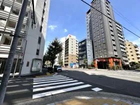 アパホテルの向かい側に当ビルがある