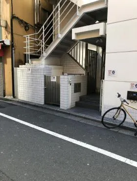新宿土地建物第10ビルの外観