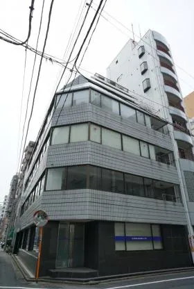 UYビルの外観