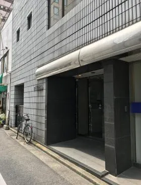 UYビルの外観