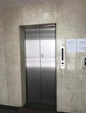 UYビルの外観