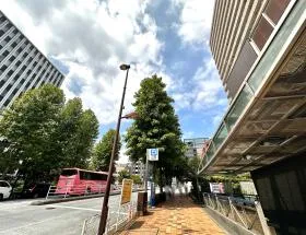 地上に出たら横断歩道が現れるまで直進する（銀座方面）