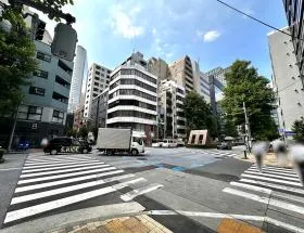 横断歩道が現れたら反対側に渡りもう少し直進する