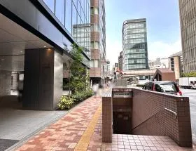 地下駐車場の入口を通過、左の細い道に入り直進すれば当ビル着