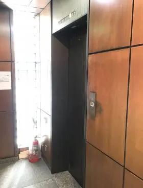 HIビルの外観