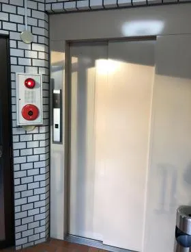 アイアンビルの外観