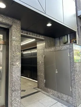 TRUST VALUE 岩本町の外観