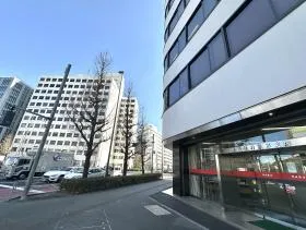 出入口の隣にある愛媛銀行を通過し、近くの横断歩道を渡れば当ビル着