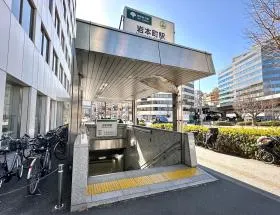 地上に出て直進すれば当ビル着