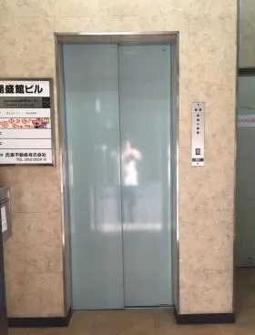 開盛館ビルの外観