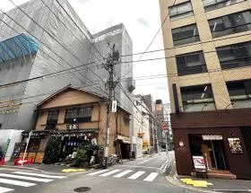 細い道に入る（横断歩道から一番近い道）