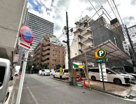 三井のリパークの手前で左に曲がり、少し進めば当ビル着（ビル裏側に着く。エントランスは突き当りまで進み、左に曲がる）