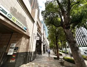 地上に出たら左へ進む（直進）