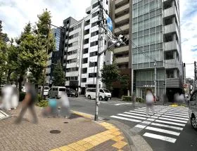 もう1度横断歩道を渡り、右側に進めば当ビル着