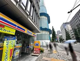 ミニストップを通過、横断歩道を渡りもう少し直進すれば当ビル着