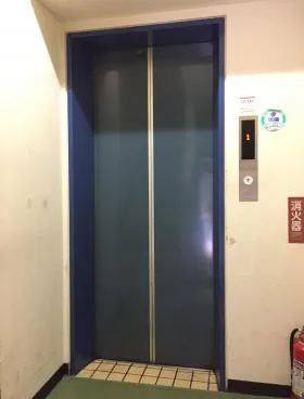 日計ビルの外観