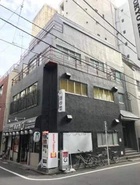 玉甚ビルの外観