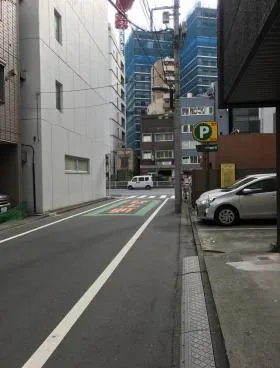 玉甚ビルの外観