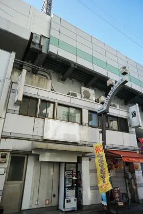 JR高架下ビルの外観
