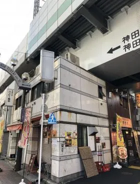 JR高架下ビルの外観