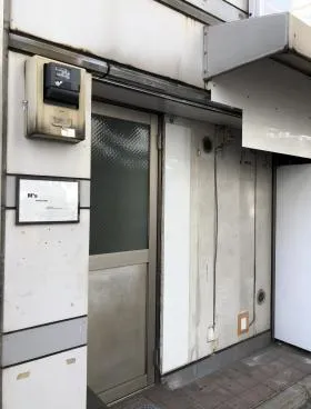 JR高架下ビルの外観