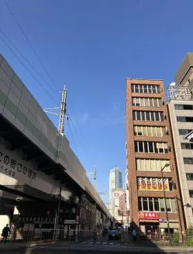 JR高架下ビルの外観