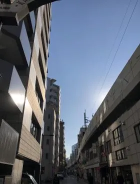 JR高架下ビルの外観