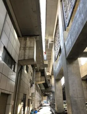 JR高架下ビルの外観