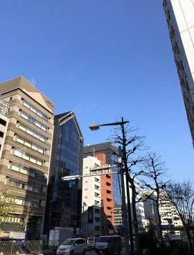 JR高架下ビルの外観
